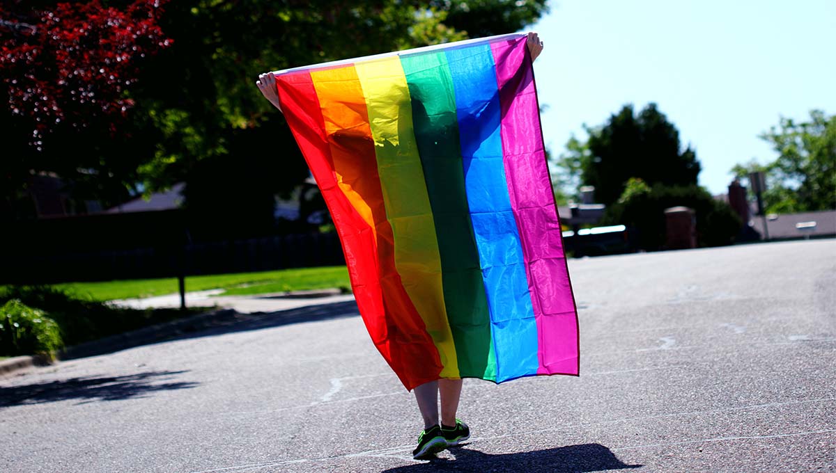 Mujer que asiste a Marcha del Orgullo LGBTI+
