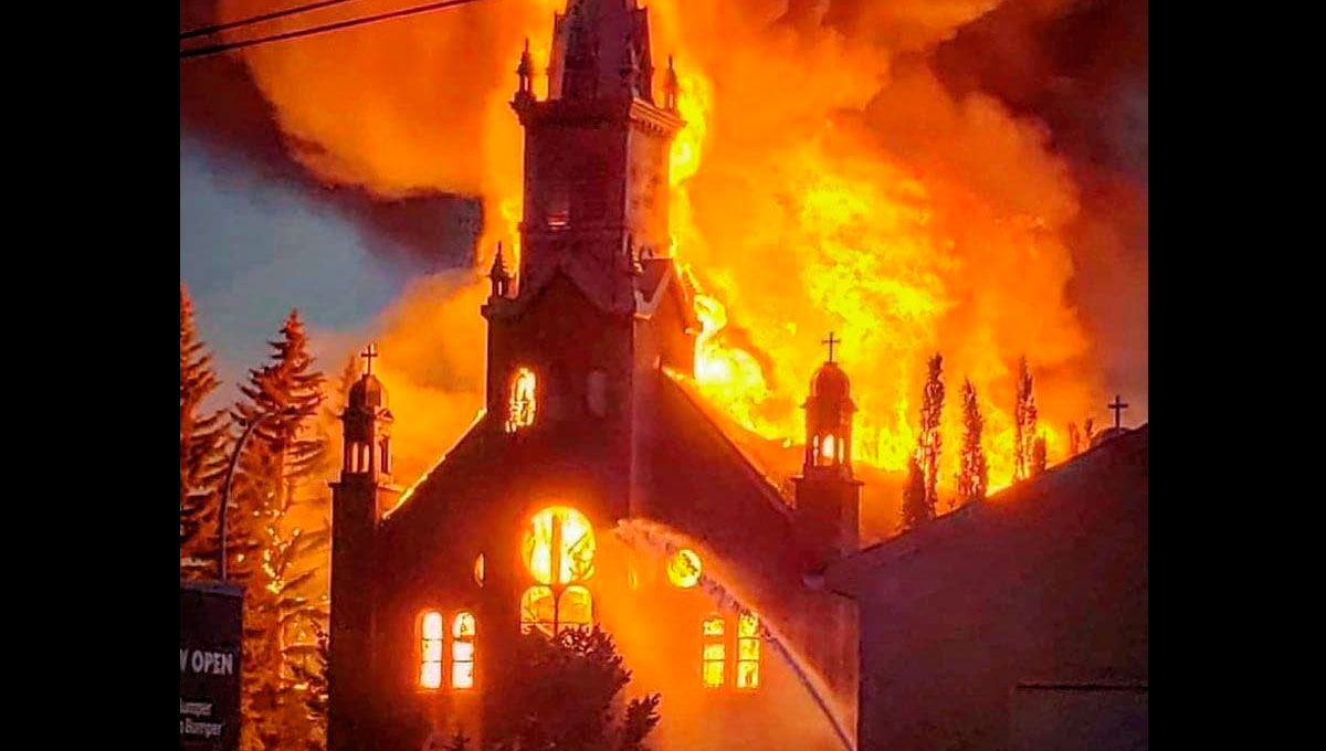 Continúa la quema de iglesias en Canadá tras hallazgo de fosas con niños indígenas