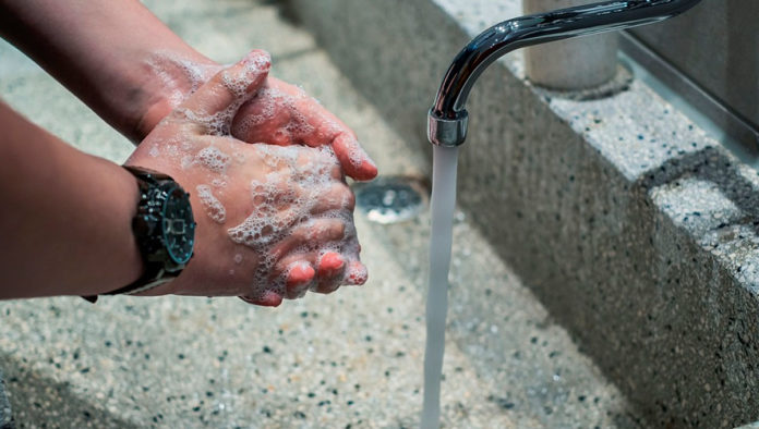 Tres de cada 10 personas en el mundo sin agua para lavarse las manos en su hogar
