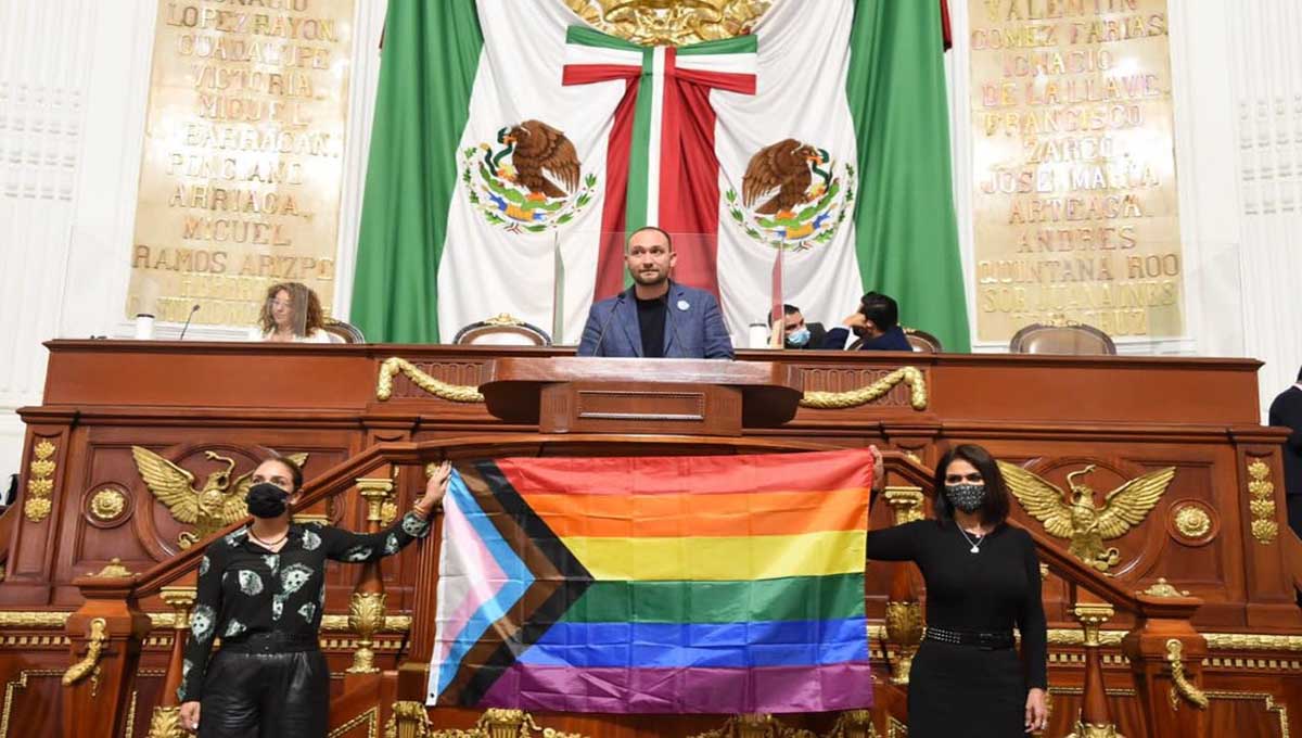 Bandera LGBT en Congreso de CDMX