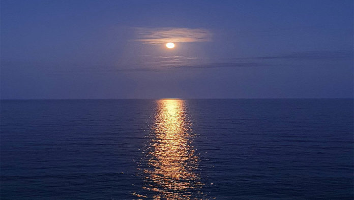Luna y el mar