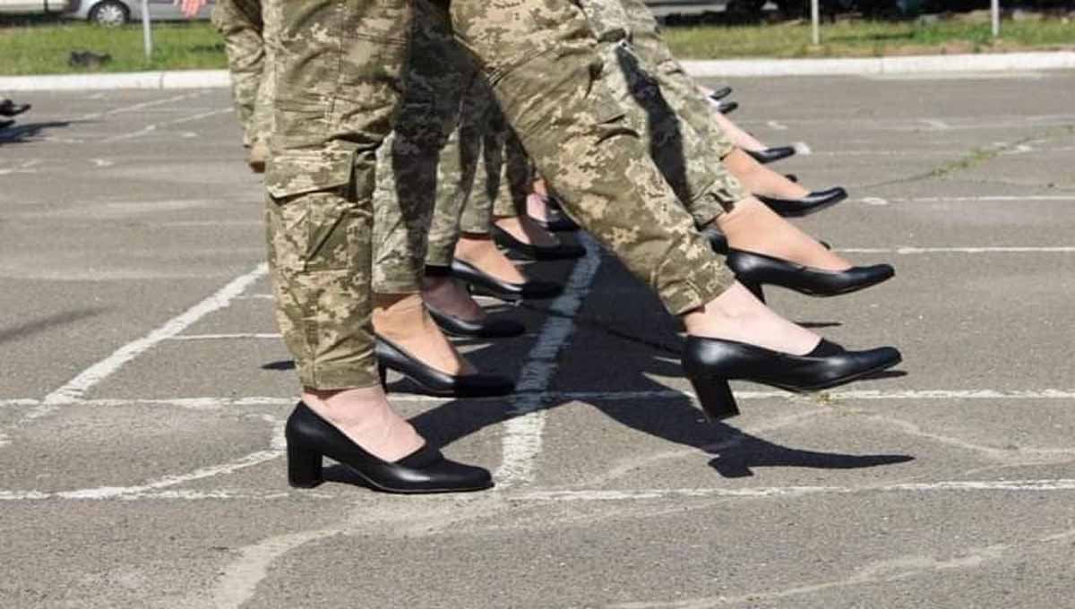 Militares de Ucranía con tacones
