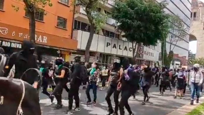 Mujeres feministas y policías se enfrentan durante manifestación en el Ángel de la Independencia