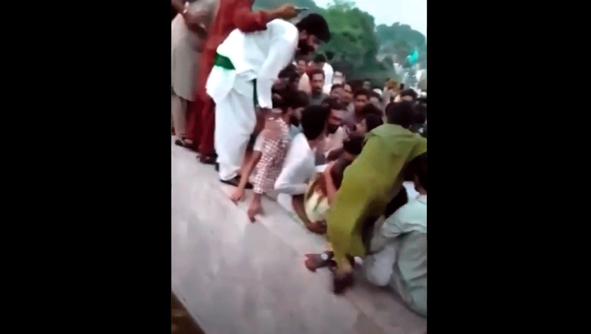 Cientos de hombres agreden a mujer mientras grababa un video para TikTok