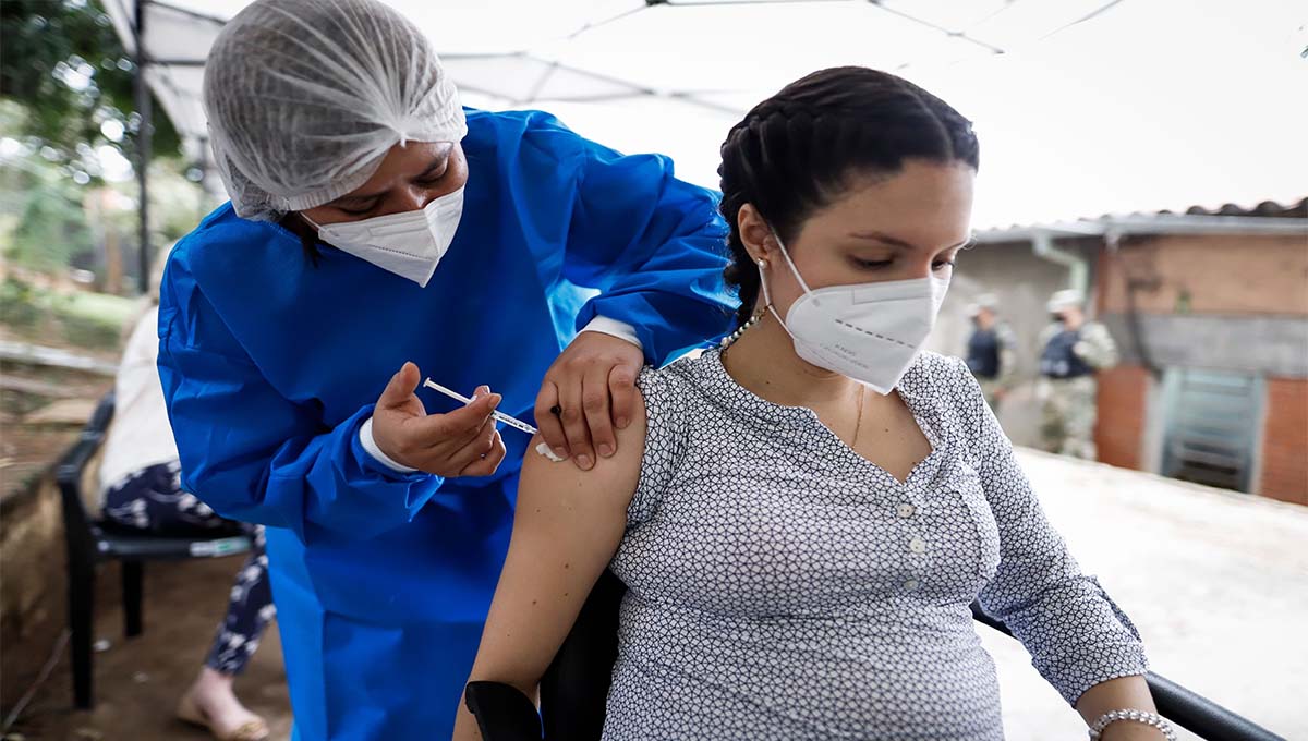 Mujer embarazada en vacunación