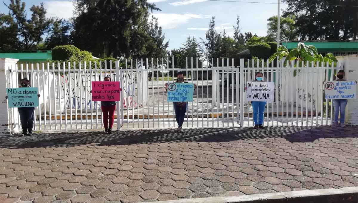 Protesta para vacunar a niños y maestros