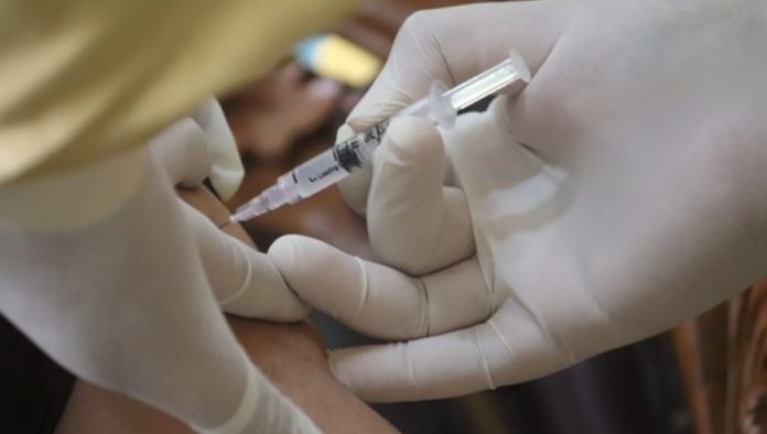 Enfermera aplica vacuna