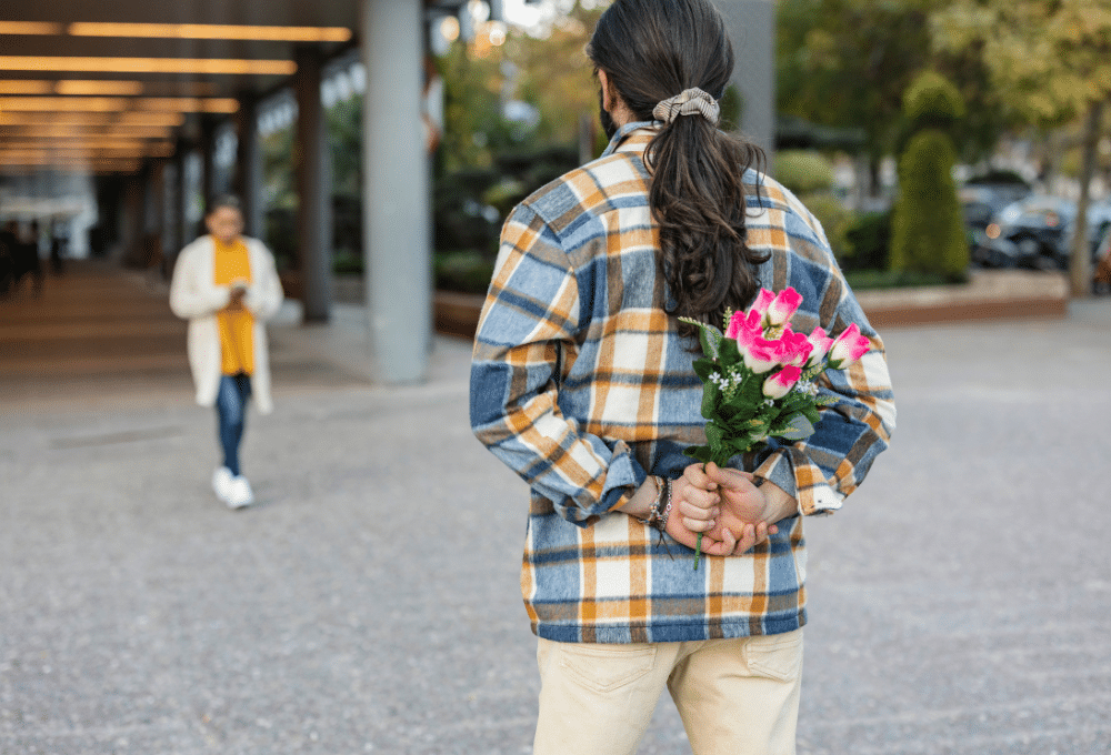 Día del Amor y la Amistad: Hombre regalando flores.