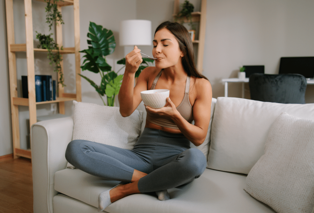 Mujer saludable comiendo avena
